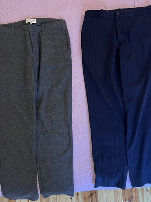 Uniqlo σετ 2 ανδρικών παντελονιών σε γκρι μάλλινο και σκούρο μπλε, μέγεθος M