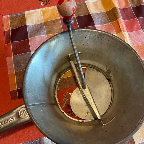 Manual grain mill used with two blades