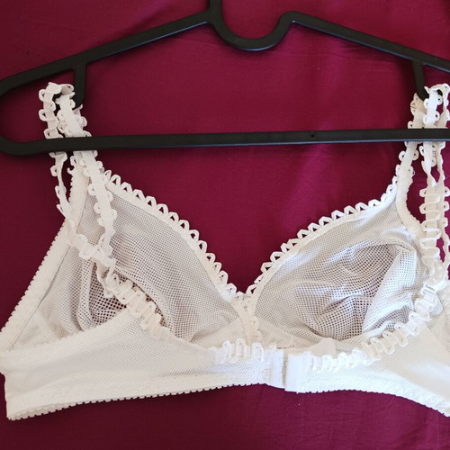 White bra new, wireless, size 75B