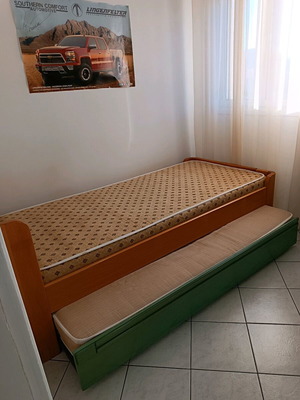 Μονό κρεβάτι με μεταχειρισμένο συρόμενο κρεβάτι και μεταλλικό σκελετό