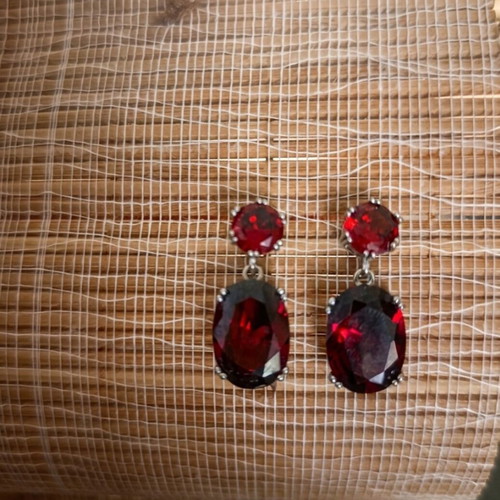 Dangling earrings with red stones new, unused
