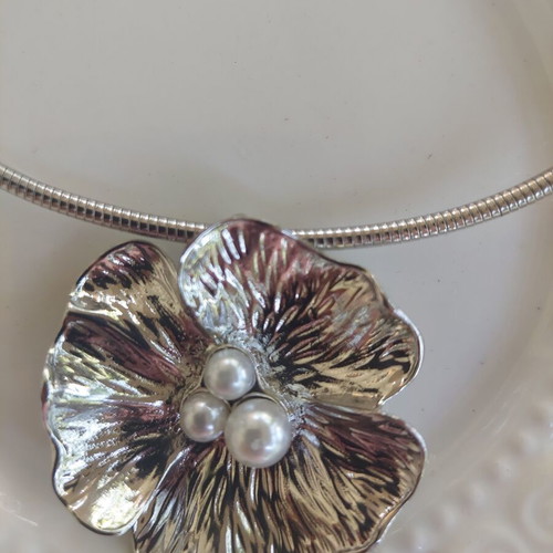 Steel necklace with large flower and pearls