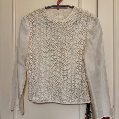Minimal blouse with silk fabric and authentic guipure lace like new