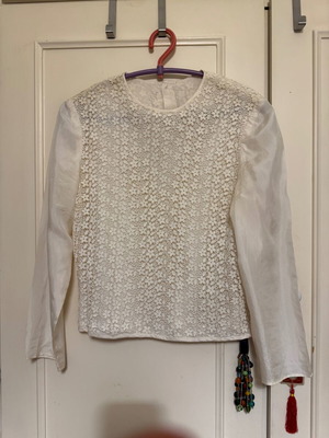Minimal blouse with silk fabric and authentic guipure lace like new