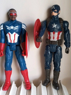 Captain American figures like new, superhero pack