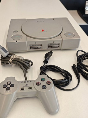 Sony Ps1 used, complete with original controller and cables