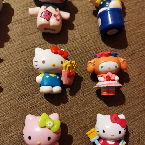 Hello Kitty figures pack like new, 11 figures and keychain