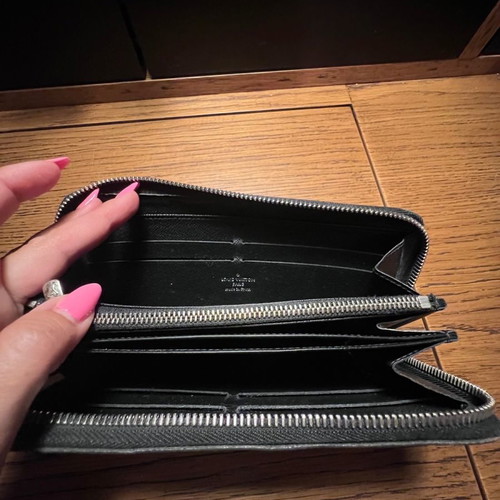 Louis Vuitton zippy leather wallet used, black with multiple card slots