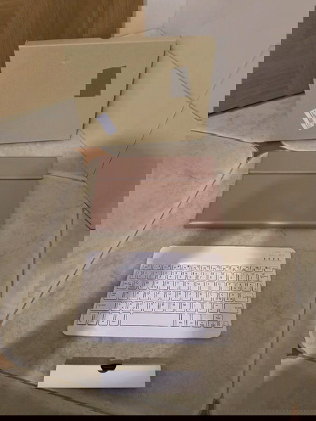 Чисто нова блутут клавиатура плюс кейс за IPAD