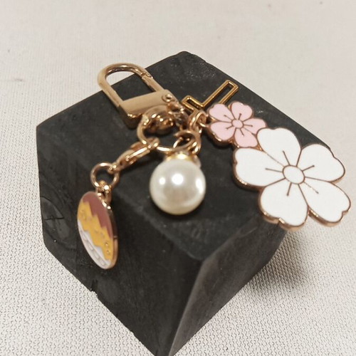 Metal keychain with flower decoration