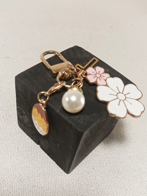 Metal keychain with flower decoration