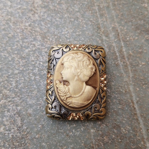 Vintage metal brooch with vintage woman design like new, silver