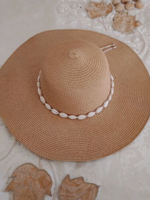 Women’s Straw Hat like new with Shell Details