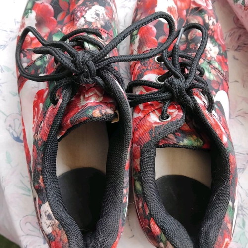 Athletic shoes with red flowers like new
