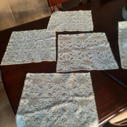 Tablecloth set like new, 4 napkins