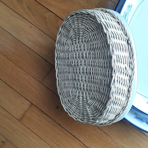 Serving bowls like new, set of 3 ceramic with rattan base