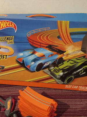 Hot Wheels Challenge Level Slot Car Track Set like new