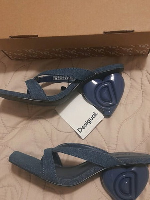 Desigual πέδιλα καινούργια, μπλε τζιν λουράκια, τακούνι καρδιά 8εκ, νούμερο 36