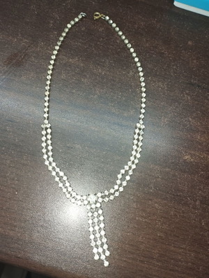 Necklace with zirconia used, white