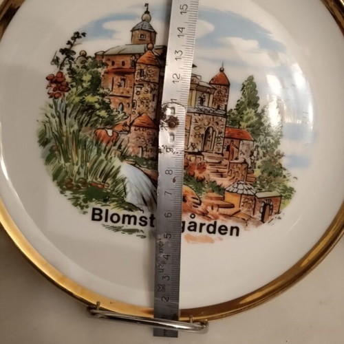 Porcelain decorative wall plates, like new, pack of 4