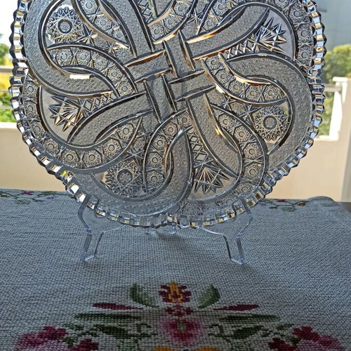 Crystal platter like new with intricate patterns and 28 cm diameter