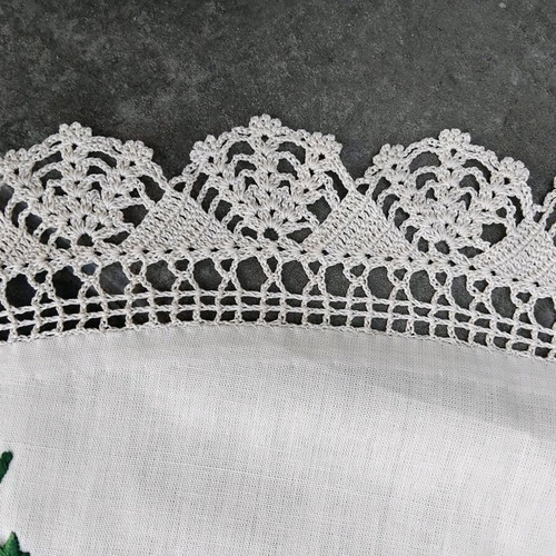 Handmade round tablecloth 95cm with vintage embroidery and lace like new