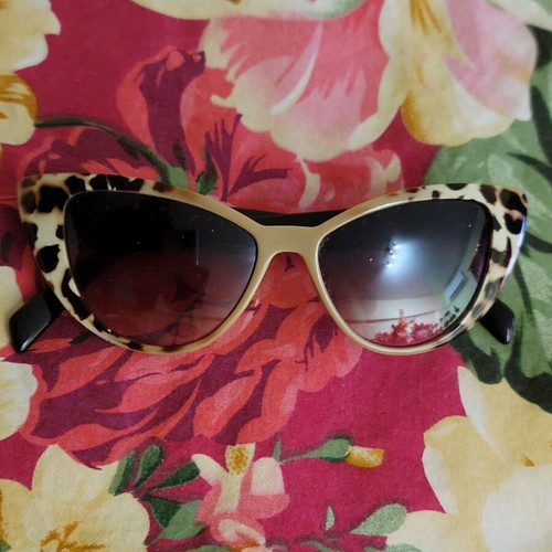 Sunglasses with leopard print frame