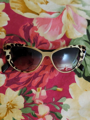 Sunglasses with leopard print frame