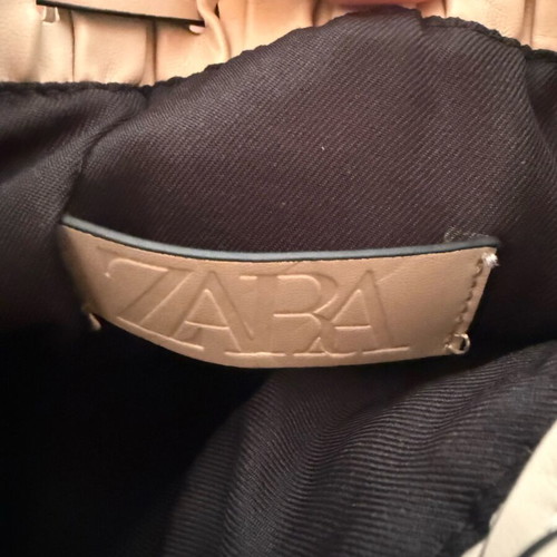 Zara bucket bag used, cream shoulder with magnetic closure