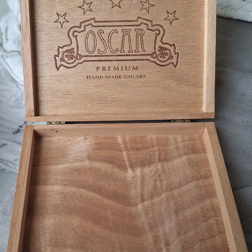 Wooden cigar box like new