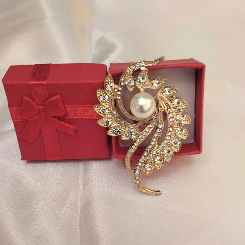 Impressive flower ring with sparkling strass new, gold color