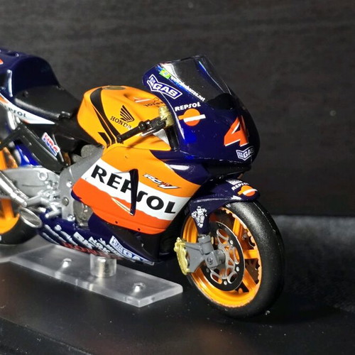 MotoGP Honda RC211V 2004 Alex Barros model 1:24 like new