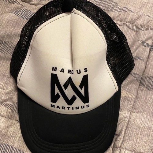 Marcus and Martinus hat like new, black and white