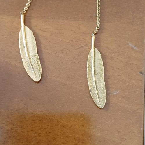 Necklace gold chain with two leaves like new