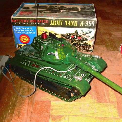 Leopard Battery-Powered Plastic Tank New from Lyra 70s