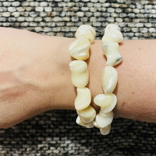 Set of 5 women's bracelets used, including shells and pearls