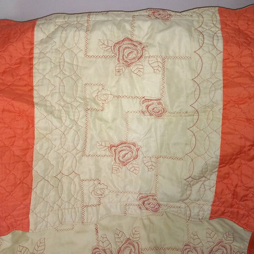 Quilt with decorative pillow like new, orange and beige for double bed