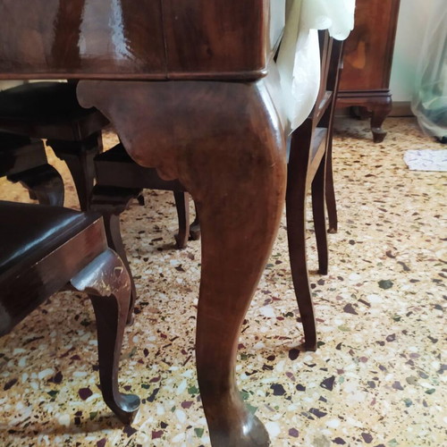 Extendable dining table like new with 6 walnut chairs