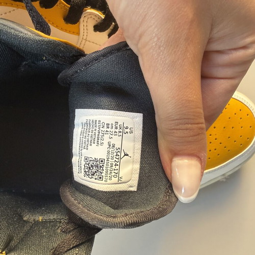 Jordan sneakers size 43 yellow like new
