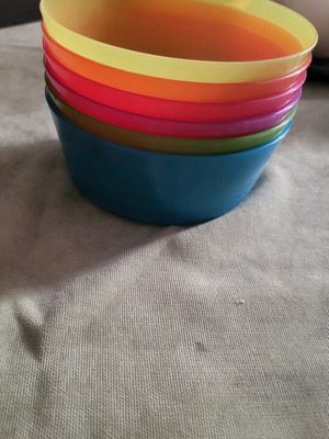 Ice cream bowls like new, set of 6 plastic in vibrant colors