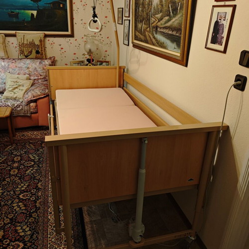 Electric hospital bed very adjustable like new with traction and brakes