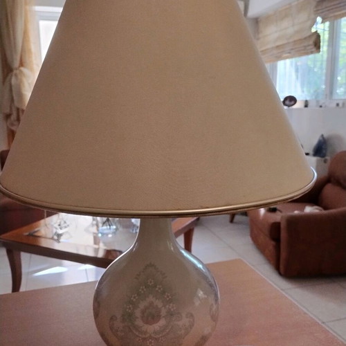 Table lamp like new with porcelain base
