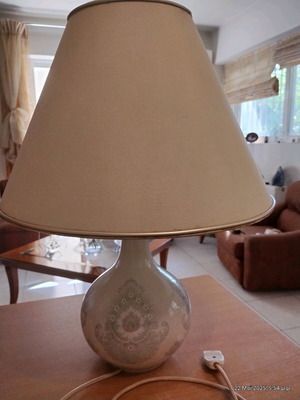 Table lamp like new with porcelain base