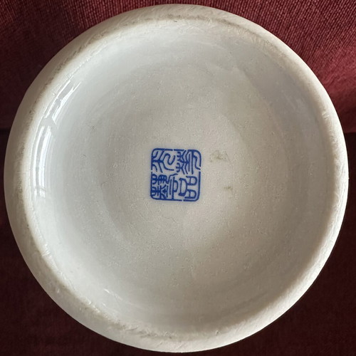 Chinese vase 35 cm tall with Famille Rose figure, like new