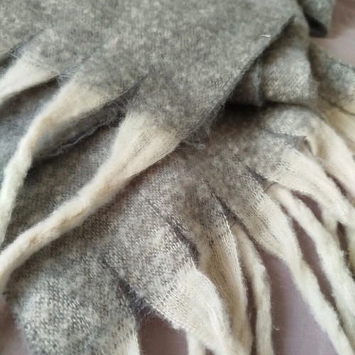 Wool scarf like new with fringes