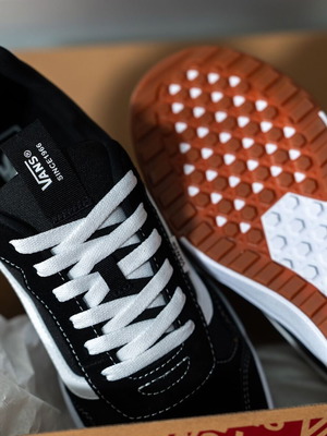 Vans Range Exp shoes new, size 43, black and white