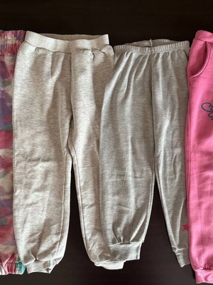 Set of 4 girls' sweatpants like new, ages 4–6