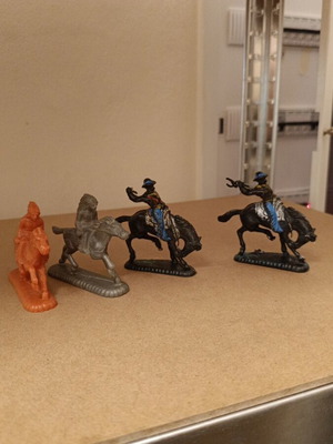 Mounted Cowboys and Indians figures used, set of 55.4