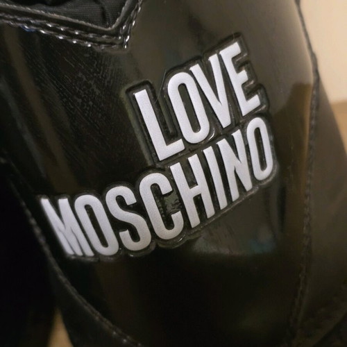 Love Moschino women's warm apreski boots like new, sizes 38-41, black