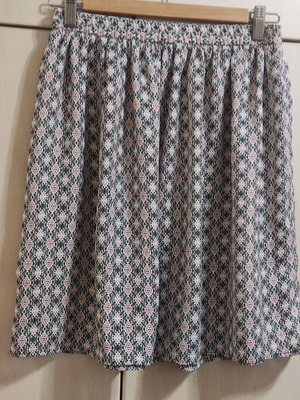 Benetton skirt like new, printed, semi-transparent fabric, size S